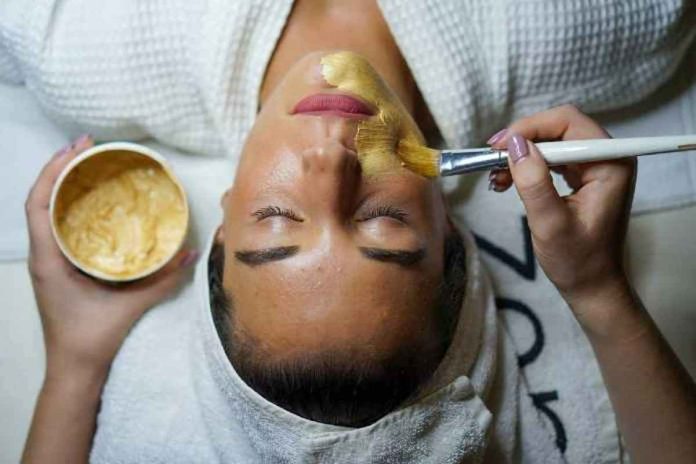 Turmeric Face Mask: त्वचा के दाग-धब्बों के लिए हल्दी फेस मास्क